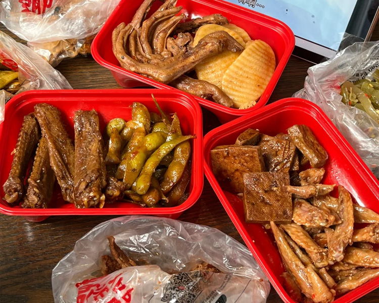 加盟一个绝味鸭脖卤味店一般要多少钱，绝味鸭脖加盟大约需要投资多少钱